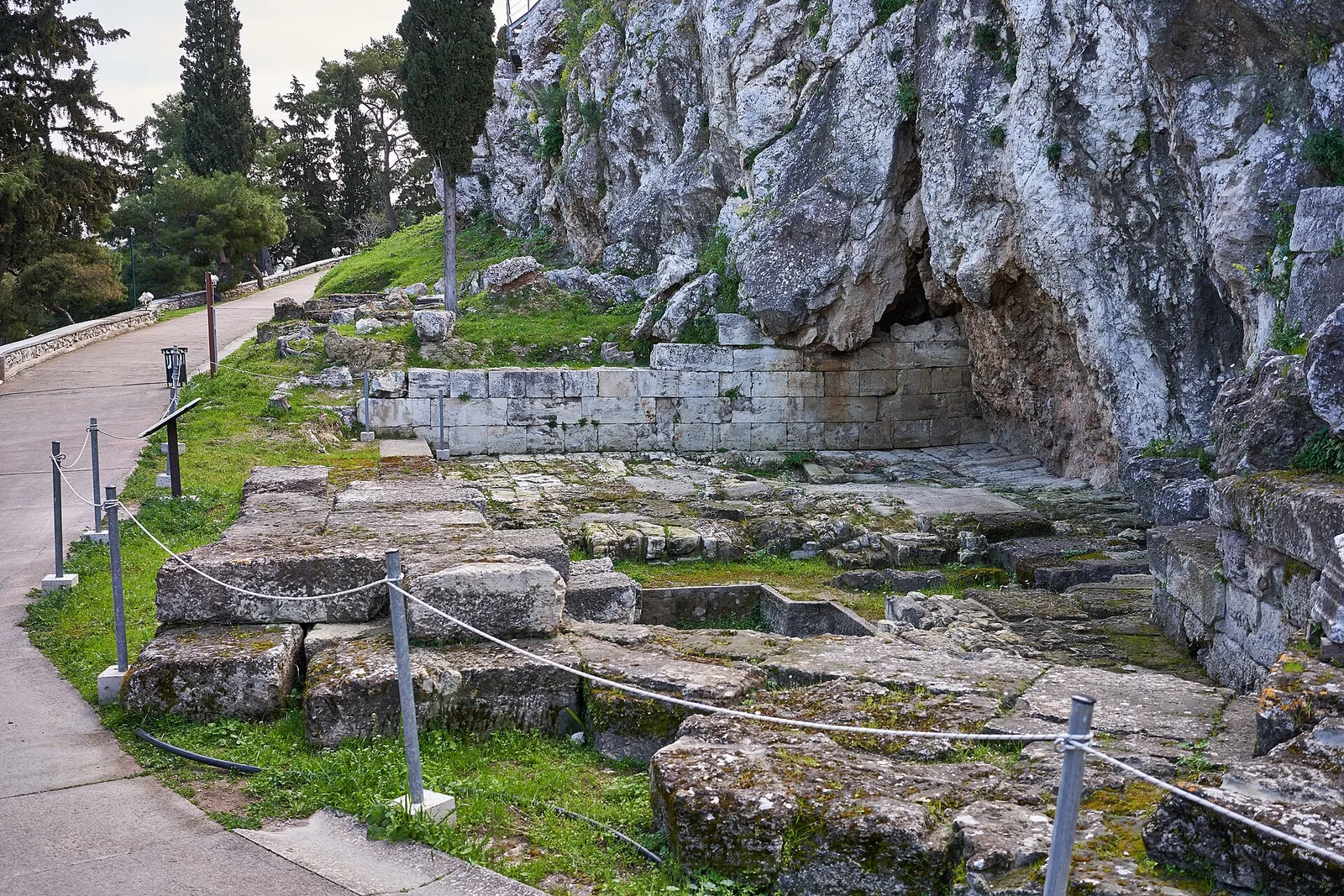 רחוב מרוצף ריק בעיר העתיקה של אתונה בשעת בוקר שקטה ביוון