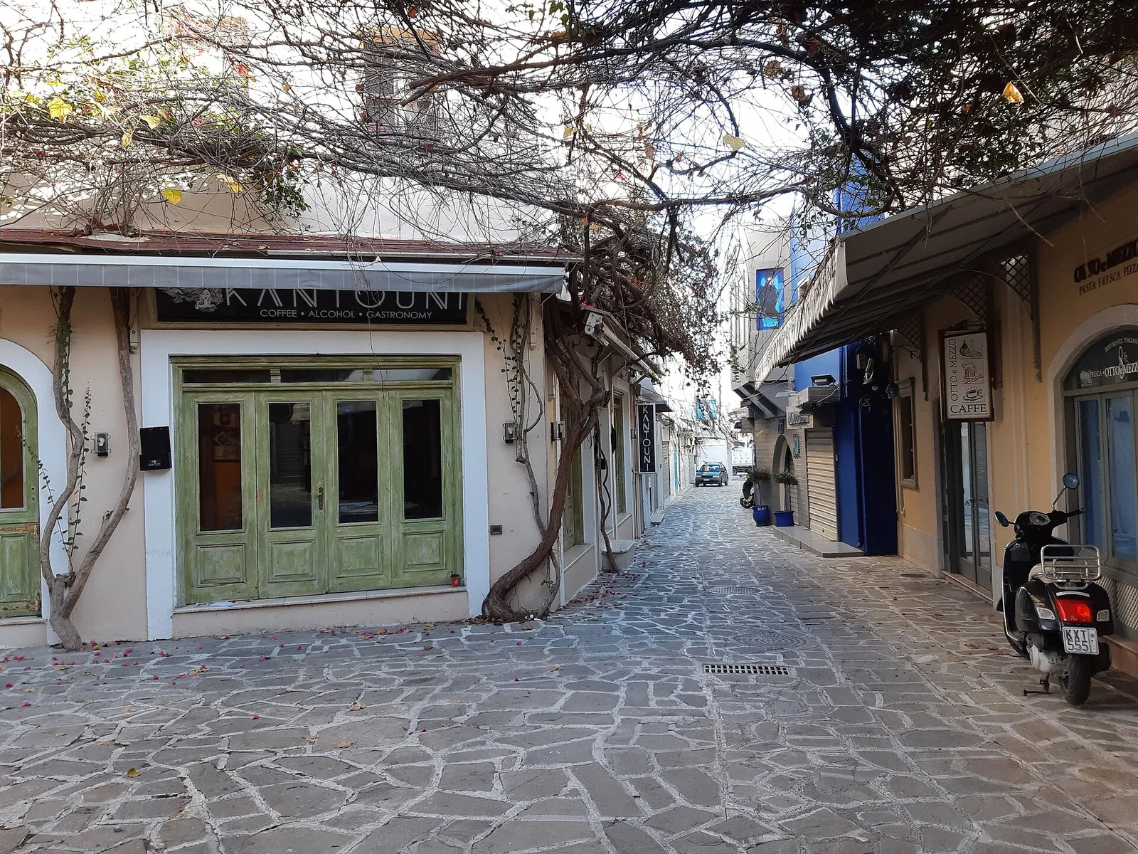 שביל אופניים לאורך חוף ארוך עם מים רדודים תכולים באי קוס, יוון